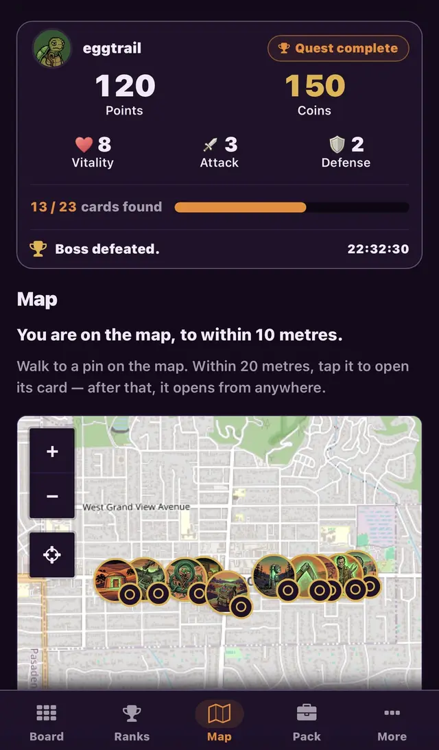 El mapa de un sendero GPS: el panel del equipo, una línea que dice que el teléfono encontró su ubicación y los marcadores de las cartas sobre un mapa de calles.